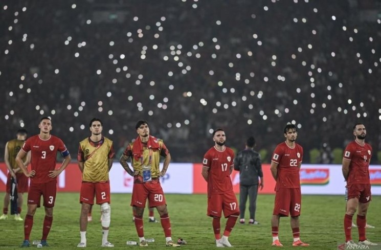 Pesepak bola Timnas Indonesia (dari kiri ke kanan) Jay Noah Idzes, Kevin Diks, Shayne Pattynama, Calvin Verdonk, Nathan Tjoe A On dan Jordi Amat berdiri di tengah lapangan usai bertanding melawan Timnas Jepang dalam laga Grup C Babak Ketiga Kualifikasi Piala Dunia 2026 di Stadion Utama Gelora Bung Karno (SUGBK), Senayan, Jakarta, Jumat (15/11/2024). (ANTARA FOTO/Dhemas Reviyanto/nym.)
