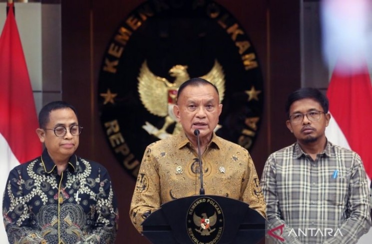 Wakil Menteri Koordinator Bidang Politik dan Keamanan Lodewijk Freidrich Paulus (tengah) didampingi Anggota KPU RI Idham Holik (kanan) dan Anggota Bawaslu RI Puadi (kiri) menyampaikan keterangan pers terkait kesiapan pelaksanaan Pilkada Ulang dan Pemungutan Suara Ulang (PSU) di Kantor Kementerian Koordinator Politik dan Keamanan, Jakarta, Jumat (25/7/2025). Pemerintah akan menggelar PSU pada 6 Agustus 2025 di tiga daerah yaitu Provinsi Papua, Kabupaten Boven Digoel, dan Kabupaten Barito Utara, lalu dua daerah lainnya yakni Pangkal Pinang dan Kab Bangka akan melaksanakan Pilkada Ulang pada 27 Agustus 2025. ANTARA FOTO/Muhammad Iqbal/tom.
