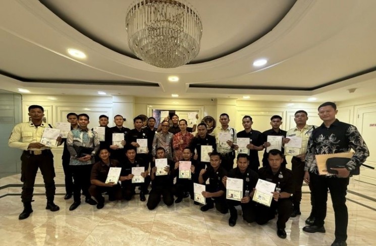 Wakil Menteri Ketenagakerjaan (Wamenaker) Immanuel Ebenezer Gerungan (Noel) berfoto bersama perwakilan PT MAR yang mengembalikan 21 ijazah karyawan yang selama ini ditahan. Ijazah diserahkan kepada Wamenaker, di Kantor Kemnaker, Jakarta, Jumat (25/7/2025). ANTARA/HO-Kemnaker RI
