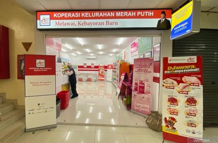 Koperasi Merah Putih Melawai di Blok M Hub, Jakarta Selatan yang menjual beragam produk usaha mikro kecil dan menengah (UMKM) dengan harga terjangkau, Jakarta, Jumat (25/7/2025). ANTARA/Luthfia Miranda Putri.
