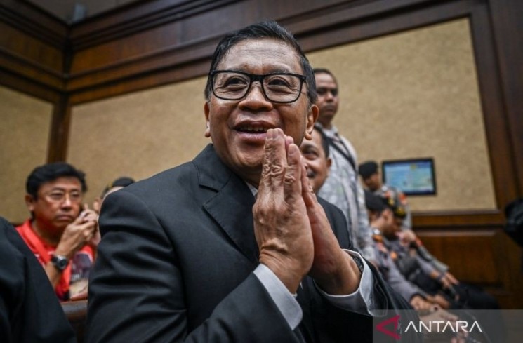 Terdakwa kasus dugaan suap pergantian antarwaktu (PAW) untuk anggota DPR Harun Masiku dan perintangan penyidikan Hasto Kristiyanto memberikan salam sebelum menjalani sidang di Pengadilan Tipikor, Jakarta, Jumat (18/7/2025). 
