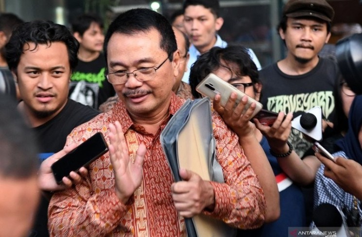 Arsip. Mantan Managing Director Pertamina Energy Service Pte. Ltd. (PES) yang juga mantan Dirut Pertamina Energy Trading (PETRAL) Bambang Irianto (tengah) menjawab pertanyaan wartawan usai menjalani pemeriksaan di gedung Komisi Pemberantasan Korupsi (KPK), Jakarta, Selasa (5/11/2019). ANTARA FOTO/Aditya Pradana Putra/aww.
