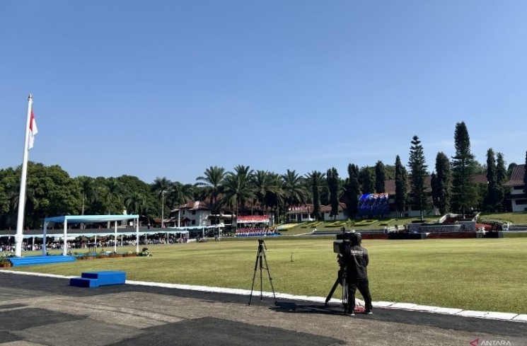 Suasana lokasi upacara pelantikan 1.110 Pamong Praja Muda IPDN menjadi ASN di Kampus IPDN Jatinangor, Kabupaten Sumedang, Jawa Barat, Senin (28/7/2025). ANTARA/Genta Tenri Mawangi.
