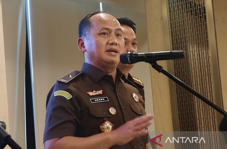 Kepala Pusat Penerangan Hukum Kejaksaan Agung Anang Supriatna berbicara dengan awak media di Jakarta, Selasa (22/7/2025). ANTARA/Nadia Putri Rahmani/aa.
