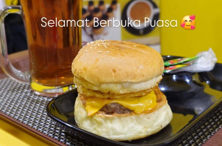 Burger di Cafe Kopiku.net. (ist)