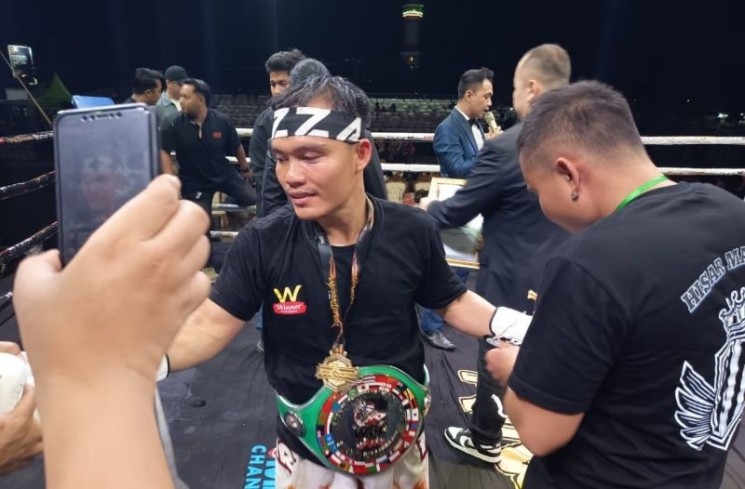 Petinju asal Kalimantan Barat, Hisar Mawan, mencetak prestasi gemilang dengan menyabet gelar WBC Asia Silver usai menumbangkan petinju Thailand, Chonlathee Srirat, dalam laga tinju internasional yang digelar di Alun-Alun Ponorogo, Jawa Timur. (ANTARA/HO : Dokumentasi pribadi)
