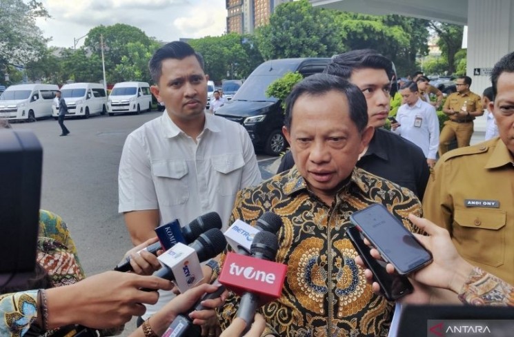 Menteri Dalam Negeri (Mendagri) Tito Karnavian menjawab pertanyaan wartawan saat ditemui sebelum rapat terbatas dengan Presiden Prabowo Subianto di Istana Kepresidenan RI, Jakarta, Selasa (29/7/2025). ANTARA/Mentari Dwi Gayati.
