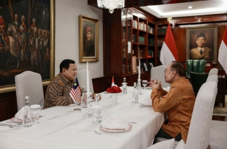 Presiden RI Prabowo Subianto (kiri) berbincang dengan Perdana Menteri Malaysia Yang Mulia Dato' Seri Anwar Ibrahim dalam jamuan makan malam di kediaman pribadi Presiden Prabowo di Jalan Kertanegara Nomor 4, Jakarta Selatan, Senin (28/7/2025). (ANTARA/Instagram/@presidenrepublikindonesia)
