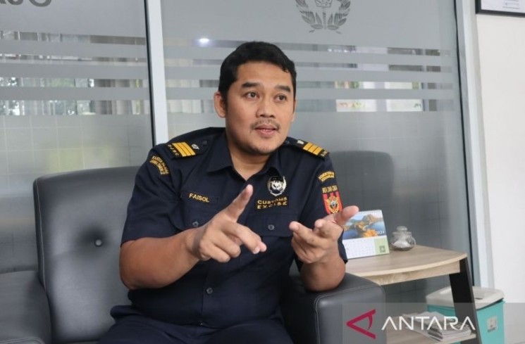 Kepala Seksi Kepatuhan Internal dan Penyuluhan Kantor Pengawasan dan Pelayanan Bea Cukai Labuan Bajo Ahmad Faisol. (ANTARA/Gecio Viana)
