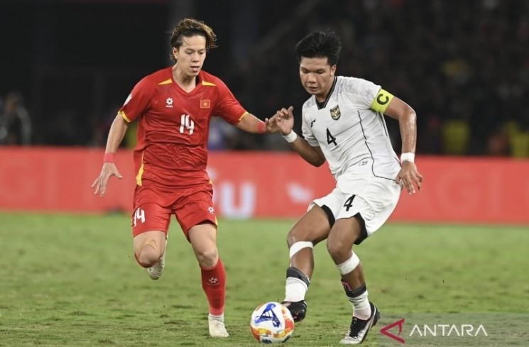 Pesepak bola Timnas Indonesia U-23 Kadek Arel Priyatna (kanan) berebut bola dengan pesepak bola Timnas Vietnam U-23 Viktor Le (kiri) pada pertandingan final Piala AFF U-23 2025 di Stadion Utama Gelora Bung Karno (SUGBK), Senayan, Jakarta, Selasa (29/7/2025). ANTARA FOTO/Muhammad Adimaja/mrh/nym.
