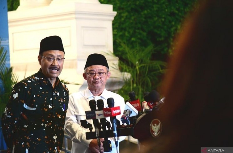 Menteri Sosial (Mensos) Saifullah Yusuf (kiri) bersama Menteri Pendidikan Dasar dan Menengah Abdul Mu'ti (kanan) menjawab pertanyaan wartawan saat jumpa pers di Istana Kepresidenan RI, Jakarta, Selasa (29/7/2025) setelah keduanya menghadiri rapat terbatas Sekolah Rakyat yang dipimpin oleh Presiden Prabowo Subianto. ANTARA/HO-BPMI Sekretariat Presiden.
