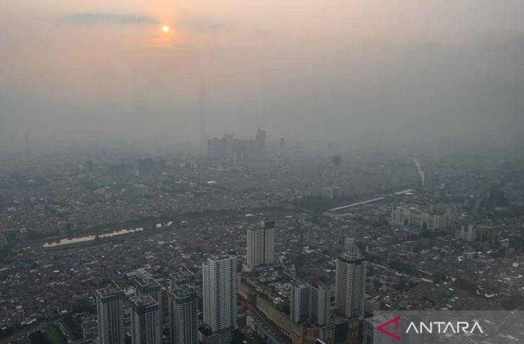Suasana lanskap kota yang diselimuti polusi udara di Jakarta, Rabu (25/6/2025). Kementerian Lingkungan Hidup mencatat sejumlah penyebab pencemaran udara di Jabodetabek yaitu sebesar 42-57 persen dari emisi kendaraan bermotor, 14 persen dari emisi industri dengan bahan bakar batu bara, dan 9 persen dari pembakaran sampah terbuka ilegal, sehingga memerlukan pengawasan ketat dari pemerintah daerah untuk mengatasi masalah pencemaran udara tersebut. ANTARA FOTO/Sulthony Hasanuddin/nym.
