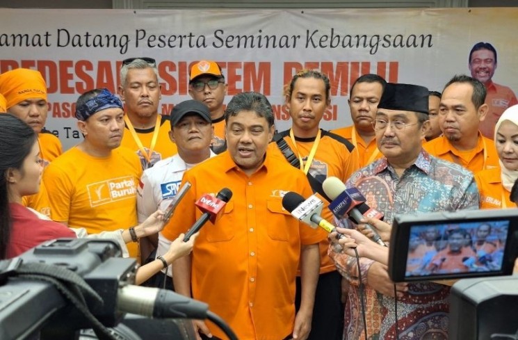 Presiden Partai Buruh Said Iqbal memberikan keterangan kepada wartawan di Jakarta, Rabu (31/7/2025). ANTARA/Fianda Sjofjan Rassat
