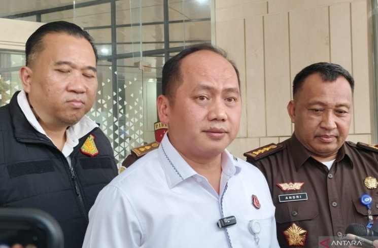 Kepala Pusat Penerangan Hukum (Kapuspenkum) Kejaksaan Agung (Kejagung) Anang Supriatna berbicara dengan awak media, di Gedung Jampidsus Kejagung, Jakarta, Rabu (30/7/2025). ANTARA/Nadia Putri Rahmani
