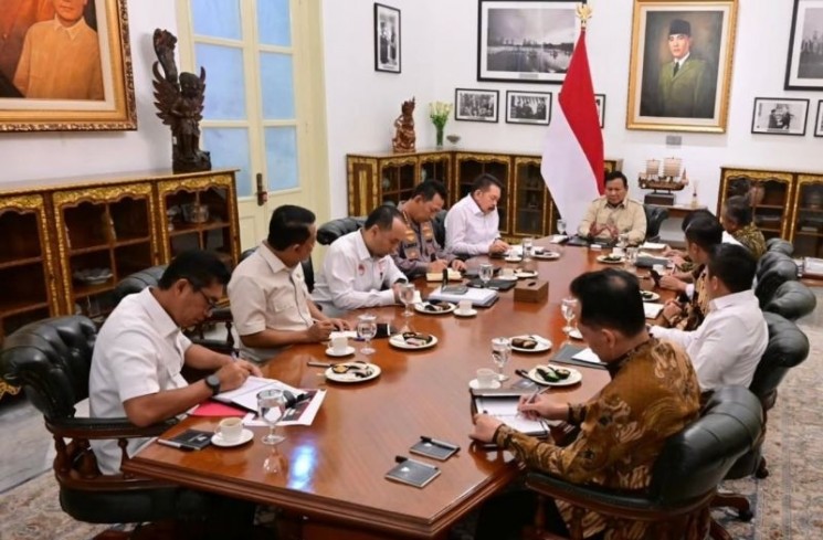 Presiden Prabowo Subianto menggelar pertemuan dengan sejumlah pejabat, mulai dari Kapolri Jenderal Polisi Listyo Sigit Prabowo hingga Menteri Pertanian Andi Amran Sulaiman di Istana Kepresidenan, Jakarta, Rabu (30/7/2025). ANTARA/Instagram/@sekretariat.kabinet
