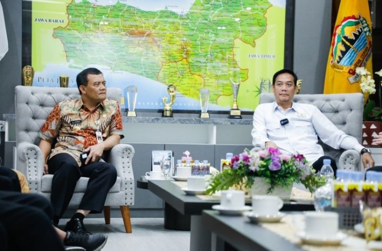 Gubernur Jawa Tengah Ahmad Luthfi saat bertemu dengan perwakilan Kamar Dagang dan Industri (Kadin) Jateng, dan manajemen Awann Group tentang pergelaran festival layang-layang, di Semarang, Jumat (1/8/2025). ANTARA/HO-Pemprov Jateng
