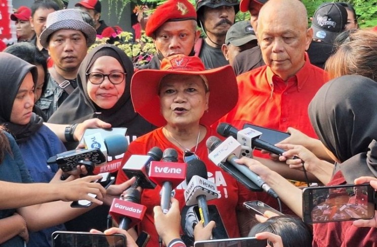 Arsip. Ketua DPP PDIP Ribka Tjiptaning memberikan keterangan kepada wartawan di kantor pusat DPP PDIP, Jakarta Pusat, Minggu (27/7/2025). ANTARA/Fianda Sjofjan Rassat.
