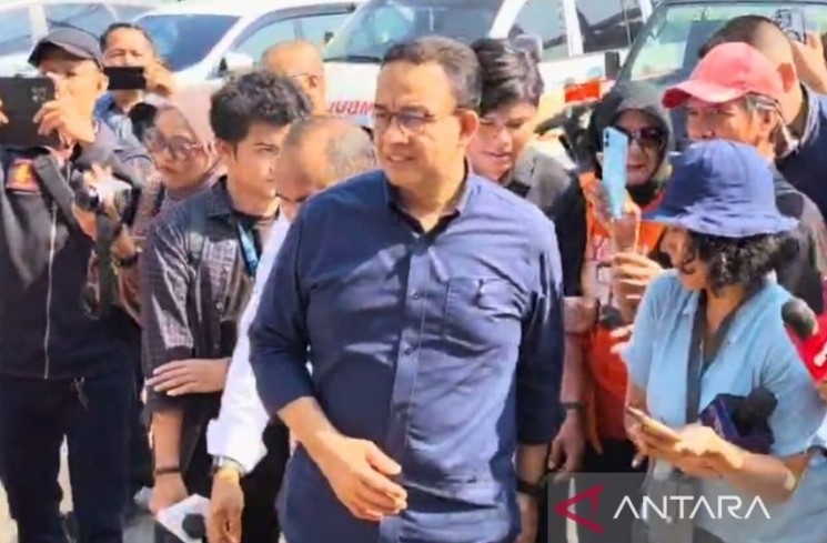 Gubernur DKI Jakarta periode 2017–2022 Anies Baswedan tiba di Rutan Cipinang, Jakarta, Jumat (1/8/2025). (ANTARA/Agatha Olivia Victoria)
