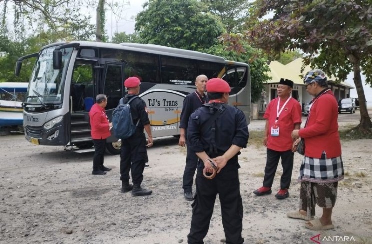 Sejumlah kader PDIP berkumpul menggunakan tanda pengenal bertuliskan Kongres 6 di salah satu area parkir hotel, kawasan Tanjung Benoa, Badung, Bali, Jumat (1/8/2025). (ANTARA/Bagus Ahmad Rizaldi)
