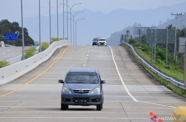 Sejumlah kendaraan melintas di Jalan Tol Padang-Sicincin, Kabupaten Padang Pariaman, Sumatera Barat. ANTARA/Muhammad Zulfikar

