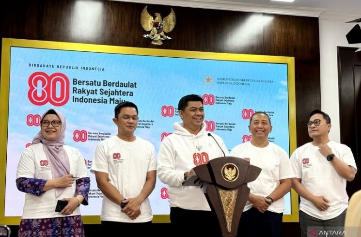 Wakil Menteri Sekretaris Negara (Wamensesneg) Juri Ardiantoro (tengah) mengumumkan rangkaian acara peringatan HUT Ke-80 Kemerdekaan Republik Indonesia saat jumpa pers di Kantor Presiden RI, Istana Kepresidenan RI, Jakarta, Jumat (1/8/2025). ANTARA/Genta Tenri Mawangi.
