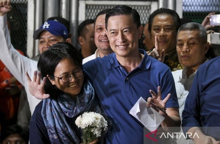 Mantan Menteri Perdagangan Thomas Trikasih Lembong atau Tom Lembong (kanan) didampingi istrinya Franciska Wihardja menyapa pendukungnya saat keluar dari Rutan Cipinang, Jakarta, Jumat (1/8/2025). Tom Lembong bebas dari proses hukum yang sedang ia jalani setelah mendapatkan abolisi dari Presiden Prabowo Subianto. ANTARA FOTO/Hafidz Mubarak A/rwa.
