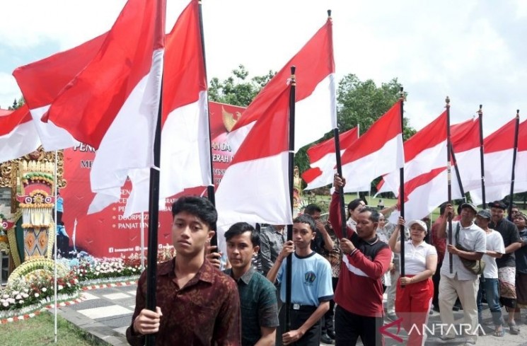 Warga mengikuti kirab bendera Merah Putih saat gotong-royong kebangsaan dan pencanangan sepuluh juta Bendera Merah Putih di Denpasar, Bali, Jumat (1/8/2025). Kegiatan yang digelar Kementerian Dalam Negeri dan Pemprov Bali tersebut mengajak masyarakat mengibarkan Bendera Merah Putih secara serentak yang di mulai tanggal 1 - 31 Agustus 2025 dalam rangka menyemarakkan HUT Ke-80 Kemerdekaan Republik Indonesia. ANTARA FOTO/Nyoman Hendra Wibowo/agr.
