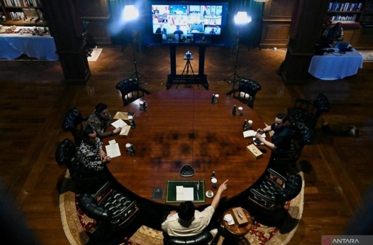 Presiden Prabowo memimpin rapat terbatas bersama sejumlah menteri Kabinet Merah Putih di kediaman pribadi Presiden, Bukit Hambalang, Kabupaten Bogor, Jawa Barat, Jumat (1/8/2025). ANTARA/HO-BPMI Sekretariat Presiden

