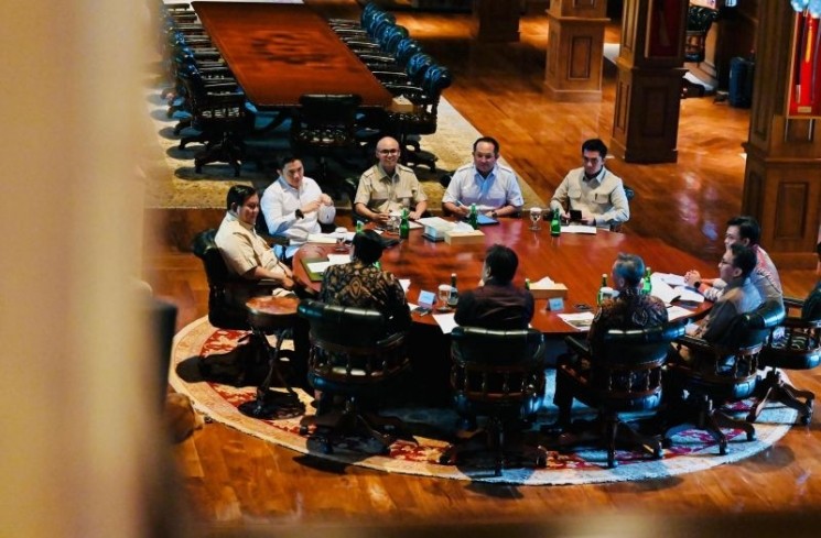 Presiden Prabowo memimpin rapat terbatas bersama Dewan Ekonomi Nasional (DEN) di kediaman pribadi Presiden RI di Bukit Hambalang, Kabupaten Bogor, Jawa Barat, Kamis (31/7/2025). ANTARA/HO-BPMI Sekretariat Presiden.

