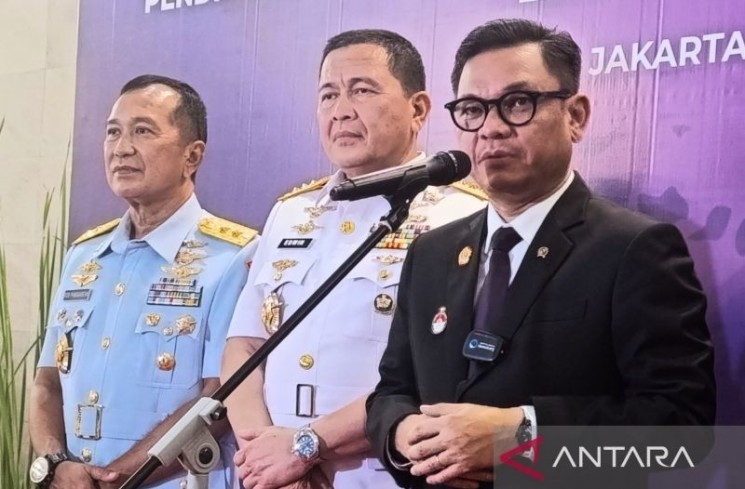 Gubernur Lemhannas Ace Hasan Syadzily (kanan) dalam konferensi pers di Jakarta, Selasa (5/8/2025). ANTARA/Agatha Olivia Victoria.
