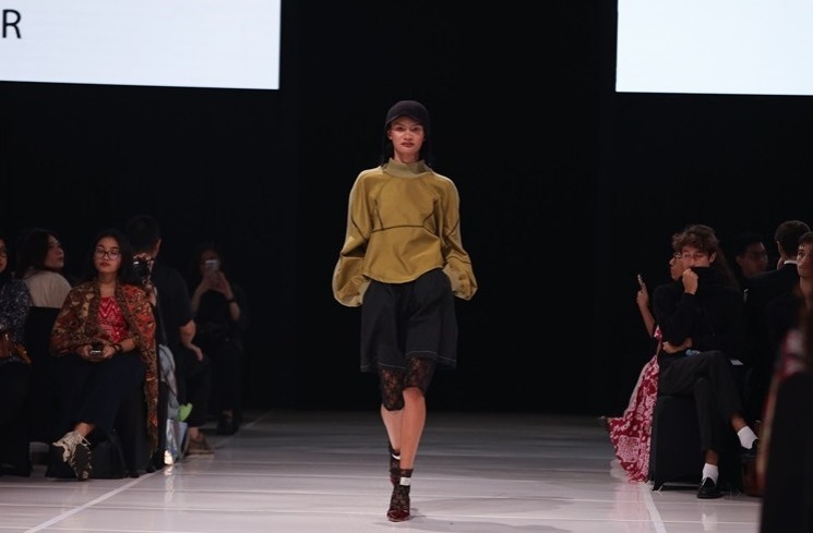 Louise Marcaud Mempersembahkan Koleksi 'Rétrograde' di JF3 Fashion Festival 2025. [ist]