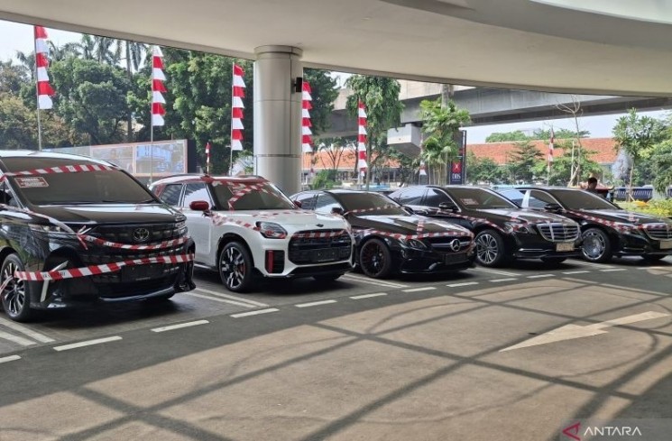 Barang bukti mobil yang diduga milik Riza Chalid yang disita oleh penyidik Jampidsus Kejaksaan Agung di Gedung Jampidsus Kejaksaan Agung, Jakarta, Selasa (5/8/2025). (ANTARA FOTO/Sulthony Hasanuddin)
