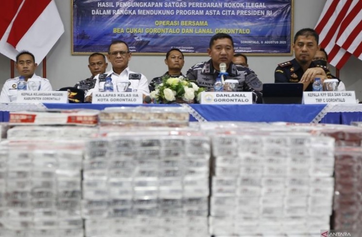 Komandan Lanal Gorontalo Letkol Laut (P) Hanny Chandra Sukmana (kedua kanan) didampingi Kepala Kantor Bea Cukai Gorontalo Ade Zirwan (kanan) memberikan keterangan pers pengungkapan peredaran rokok ilegal di Markas Komando Pangkalan Angkatan Laut (Lanal) di Kota Gorontalo, Rabu (6/8/2025). ANTARA/Adiwinata Solihin
