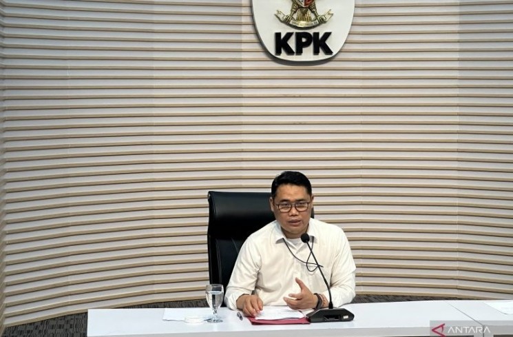 Pelaksana Tugas Deputi Penindakan dan Eksekusi Komisi Pemberantasan Korupsi Asep Guntur Rahayu saat memberikan keterangan di Gedung Merah Putih KPK, Jakarta, Rabu (6/8/2025). (ANTARA/Rio Feisal)
