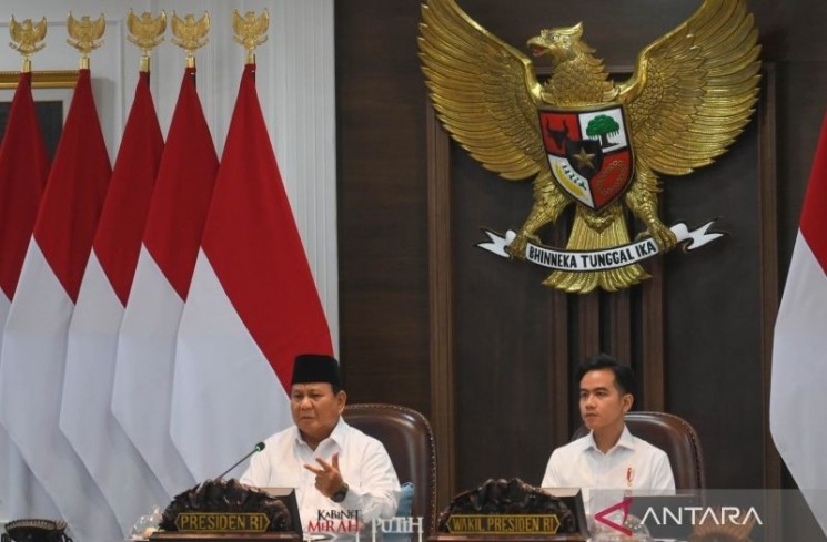 President Prabowo Subianto (left), accompanied by Vice President Gibran Rakabuming Raka (right), led the Plenary Cabinet Session at the Presidential Palace, Jakarta, on Wednesday (August 6, 2025). /ANTARA FOTO/Aditya Pradana Putra/rwa

