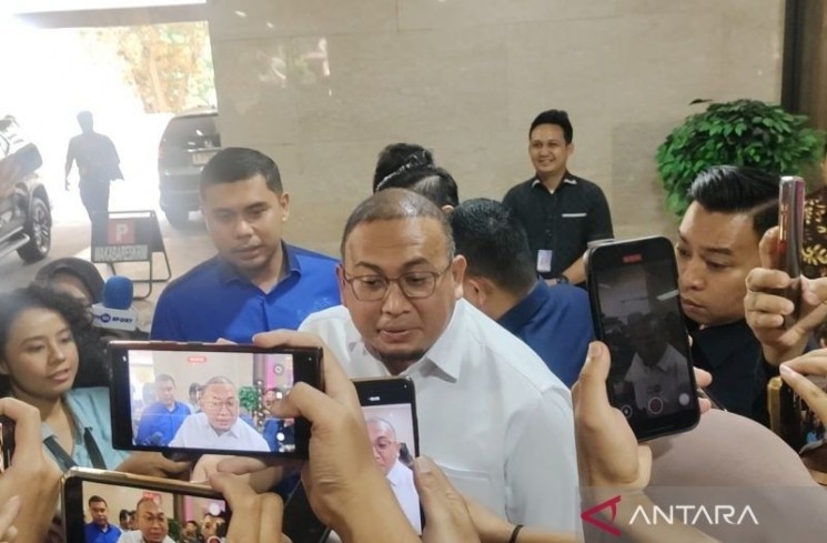 Wakil Ketua Komisi VI DPR RI sekaligus Penasihat Semen Padang FC Andre Rosiade (tengah) berbicara dengan awak media di Gedung Bareskrim Polri, Jakarta Selatan, Jumat (8/8/2025). ANTARA/Nadia Putri Rahmani.
