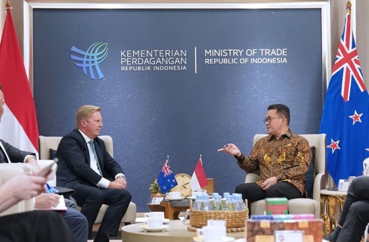 Menteri Perdagangan Republik Indonesia Budi Santoso (kanan) bersama Menteri Perdagangan dan Investasi Selandia Baru (kiri) Todd Michael McClay dalam pertemuan bilateral di Kantor Kementerian Perdagangan, Jakarta, Kamis (7/8/2025). ANTARA/HO-Kemendag
