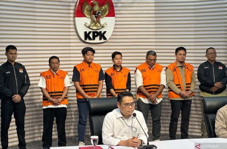 Pelaksana Tugas Deputi Penindakan dan Eksekusi Komisi Pemberantasan Korupsi Asep Guntur Rahayu (bawah) saat memperlihatkan lima tersangka kasus dugaan korupsi dalam pembangunan RSUD di Kolaka Timur, Sulawesi Tenggara, yakni (kiri-kanan) PIC Kemenkes Andi Lukman Hakim, PPK Ageng Dermanto, pegawai PT Pilar Cerdas Putra Arif Rahman dan Deddy Karnady, serta Bupati Kolaka Timur Abdul Azis, di Gedung Merah Putih KPK, Jakarta, Sabtu (9/8/2025). (ANTARA/Rio Feisal)
