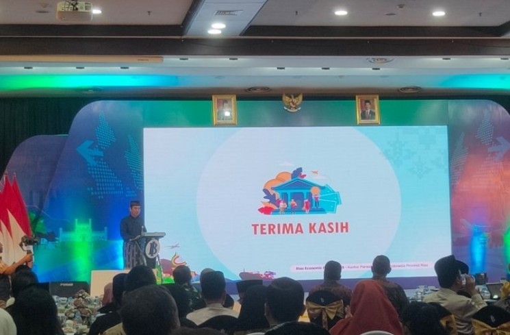 Kepala BI Perwakilan Riau Panji Ahmad saat memberikan sambutan pada Riau Economic Forum. ANTARA/Bayu Agustari Adha
