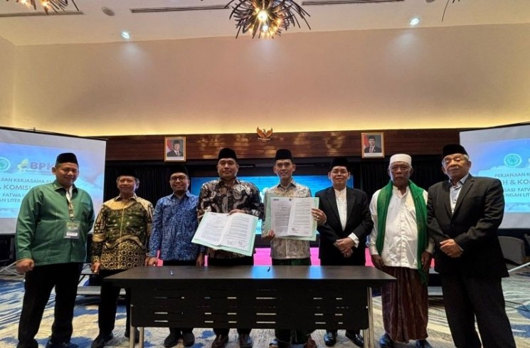 Jajaran Badan Pengelola Keuangan Haji (BPKH) dan Majelis Ulama Indonesia (MUI) saat menandatangani perjanjian kerja sama soal haji. (ANTARA/HO-BPKH)
