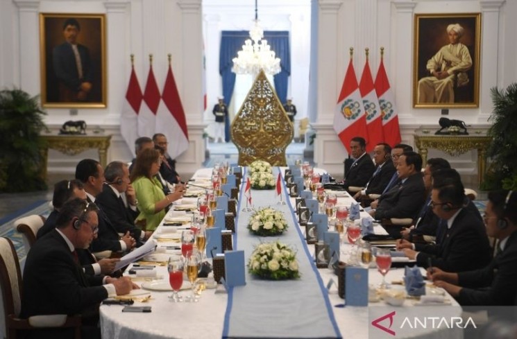 Presiden Prabowo Subianto (keempat kanan) didampingi jajaran Menteri Kabinet Merah Putih melakukan pertemuan dengan Presiden Republik Peru Dina Ercilia Boluarte Zegarra (keempat kiri) beserta jajaran menterinya saat kunjungan kenegaraan di Istana Merdeka, Jakarta, Senin (11/8/2025). Kunjungan kenegaraan Presiden Republik Peru di Istana Kepresidenan Jakarta tersebut merupakan kunjungan balasan setelah Presiden Prabowo Subianto melawat ke Peru dalam rangka KTT APEC. ANTARA FOTO/Galih Pradipta/sgd/rwa.
