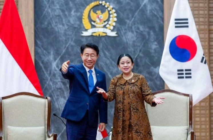 Ketua DPR RI Puan Maharani menerima kunjungan Utusan Khusus Presiden Korea Selatan Cho Jeong-sik di kompleks parlemen, Jakarta, Selasa (12/8/2025). ANTARA/HO-DPR.