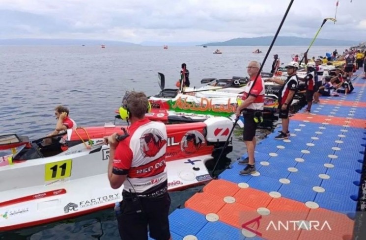 Pembalap Kejuaraan Dunia F1 Powerboat Danau Toba 2024 bersiap memulai balapan final di Pelabuhan Mulia Raja Napitupulu, Balige, Kabupaten Toba, Sumatera Utara, Minggu (3/3/2024). (ANTARA/Donny Aditra)
