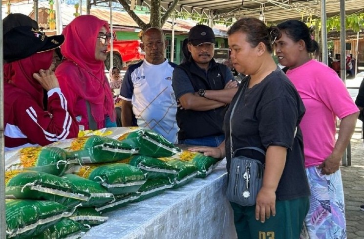 Warga Sentani, Kabupaten Jayapura, Papua, antre membeli beras saat pelaksanaan Gerakan Pangan urah (GPM) yang dilaksanakan Polda Papua. ANTARA/HO/Humas Polda Papua

