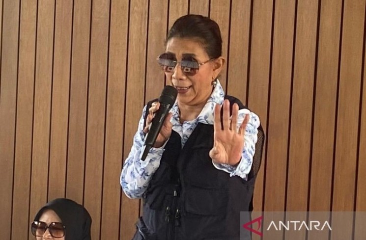 Mantan Menteri Kementerian Kelautan dan Perikanan (KKP) Susi Pudjiastuti memberikan sambutan saat aksi penolakan keramba jaring apung (KJA) Pantai Timur Pangandaran yang digelar di Susi Air Beach Strip, Pangandaran, Jawa Barat, Rabu (13/8/2025). (ANTARA/Feri Purnama)

