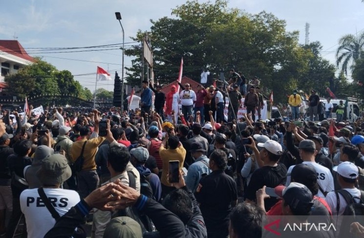 Aksi ribuan warga di depan pendopo Kabupaten Pati, untuk menuntut Bupati Pati Sudewo agar mengundurkan diri dari jabatannya, di Pati, Jawa Tengah, Rabu (13/8/2025). ANTARA/Akhmad Nazaruddin Lathif
