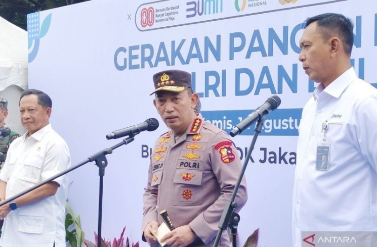Kapolri Jenderal Pol. Listyo Sigit Prabowo (tengah) berbicara dengan awal media di Kelapa Gading, Jakarta Utara, Kamis (14/8/2025). (ANTARA/Nadia Putri Rahmani)
