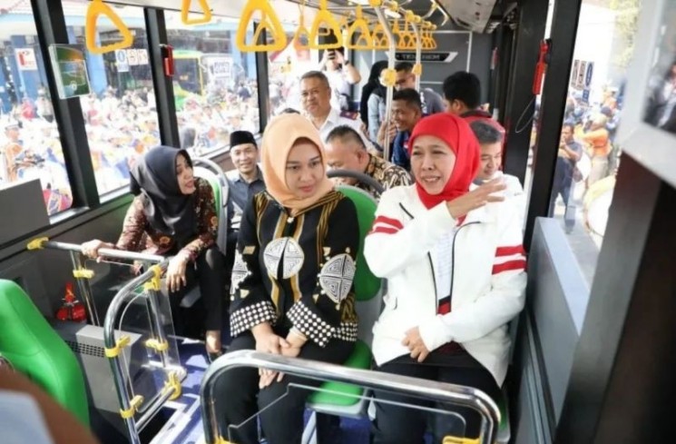 Gubernur Jatim Khofifah Indar Parawansa (kanan) saat mencoba angkutan Trans Jatim. ANTARA/HO-Biro Adpim Jatim
