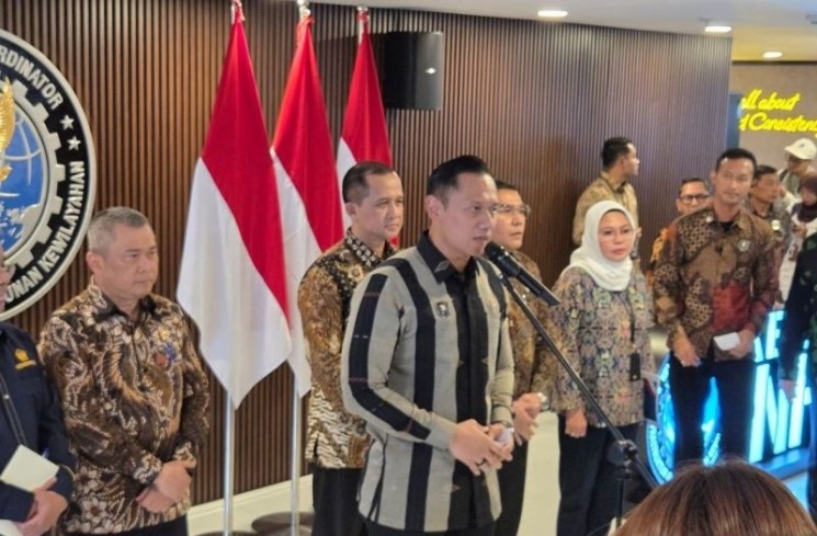 Menteri Koordinator Bidang Infrastruktur dan Pembangunan Kewilayahan Agus Harimurti Yudhoyono (AHY) saat konferensi pers di Kantor Kemenko Infrastruktur dan Pembangunan Kewilayahan, Jakarta, Rabu (14/8/2025) ANTARA/Bayu Saputra
