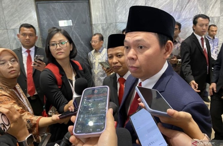 Ketua DPD RI Sultan Bachtiar Najamudin menjawab pertanyaan wartawan usai Sidang Tahunan MPR RI dan Sidang Bersama DPR-DPD RI Tahun 2025 di kompleks parlemen, Senayan, Jakarta, Jumat (15/8/2025). ANTARA/Fath Putra Mulya
